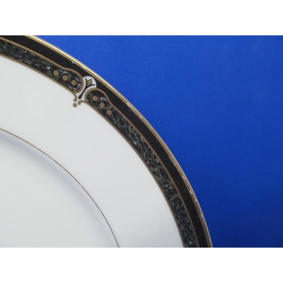 Wedgwood Embassey Collection "Whitfield" 10 7/8" Dinner Plate - Picture 4 of 8